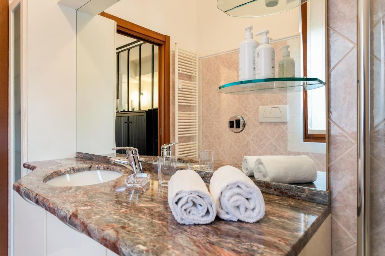 Santa Chiara Apartment By Myhomeincomo Luaran gambar